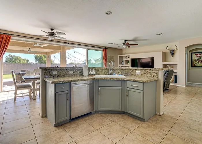 5 Mi To Stadium: Chic W/ Pool Holiday home