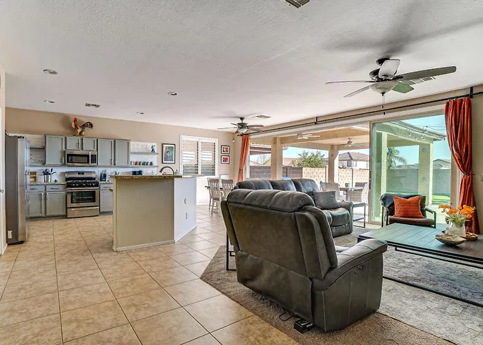 Holiday home 5 Mi To Stadium: Chic W/ Pool