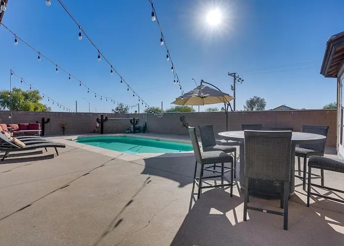 5 Mi To Stadium: Chic W/ Pool Holiday home Surprise