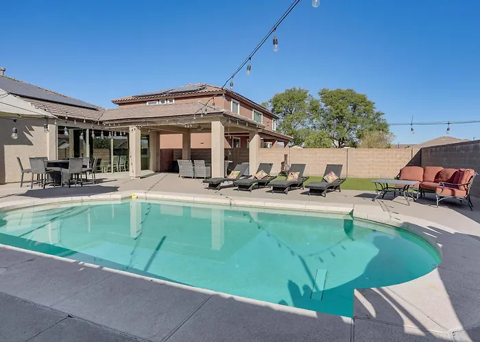 Holiday home 5 Mi To Stadium: Chic W/ Pool