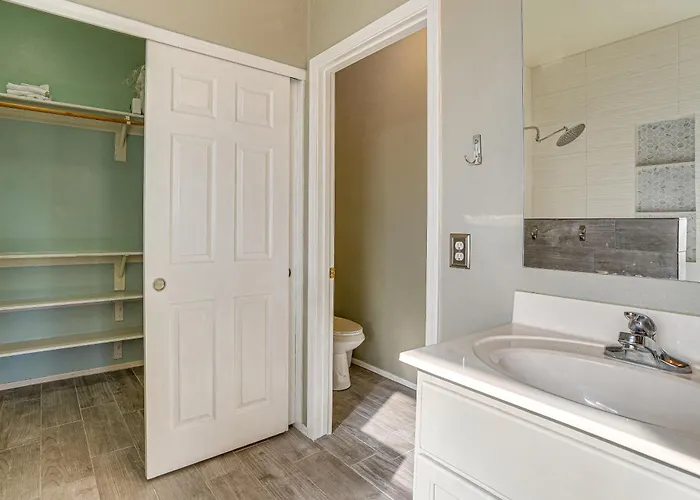 Holiday home 5 Mi To Stadium: Chic W/ Pool